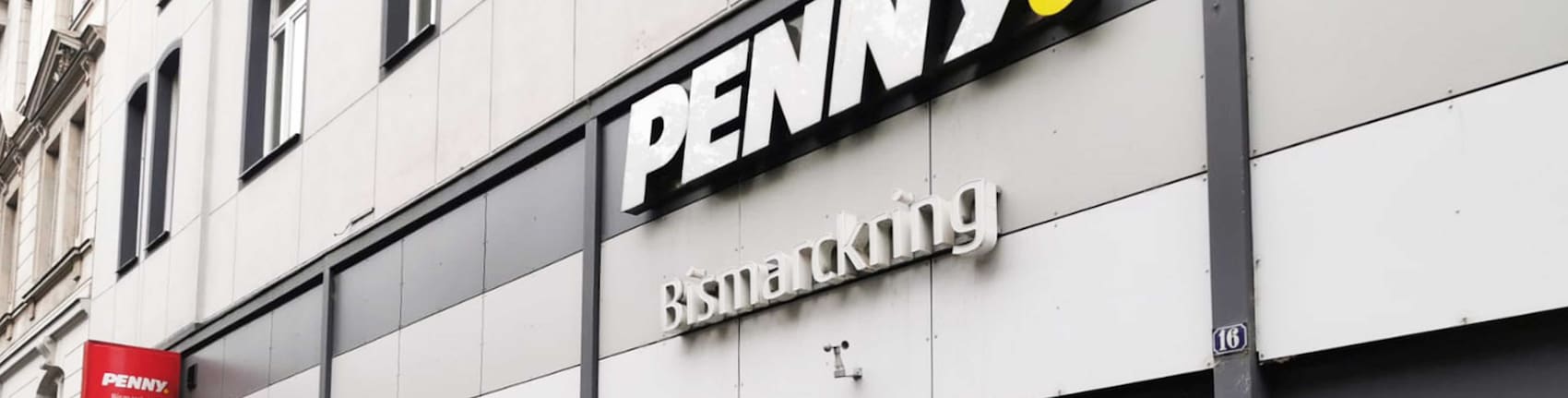 Sie sehen den Eingang vom Penny Markt in Wiesbaden, Bismarkring 16