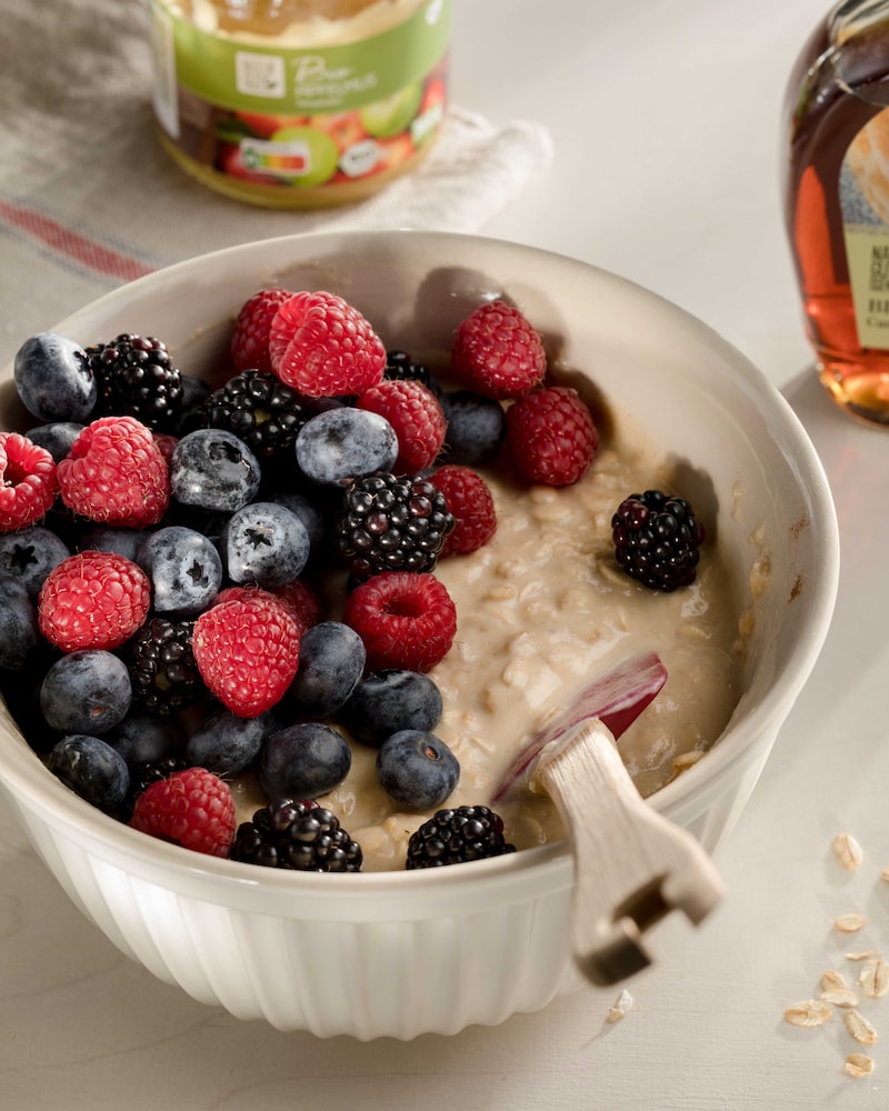 Auf diesem Bild siehst du frische Beeren und den Oats-Teig.