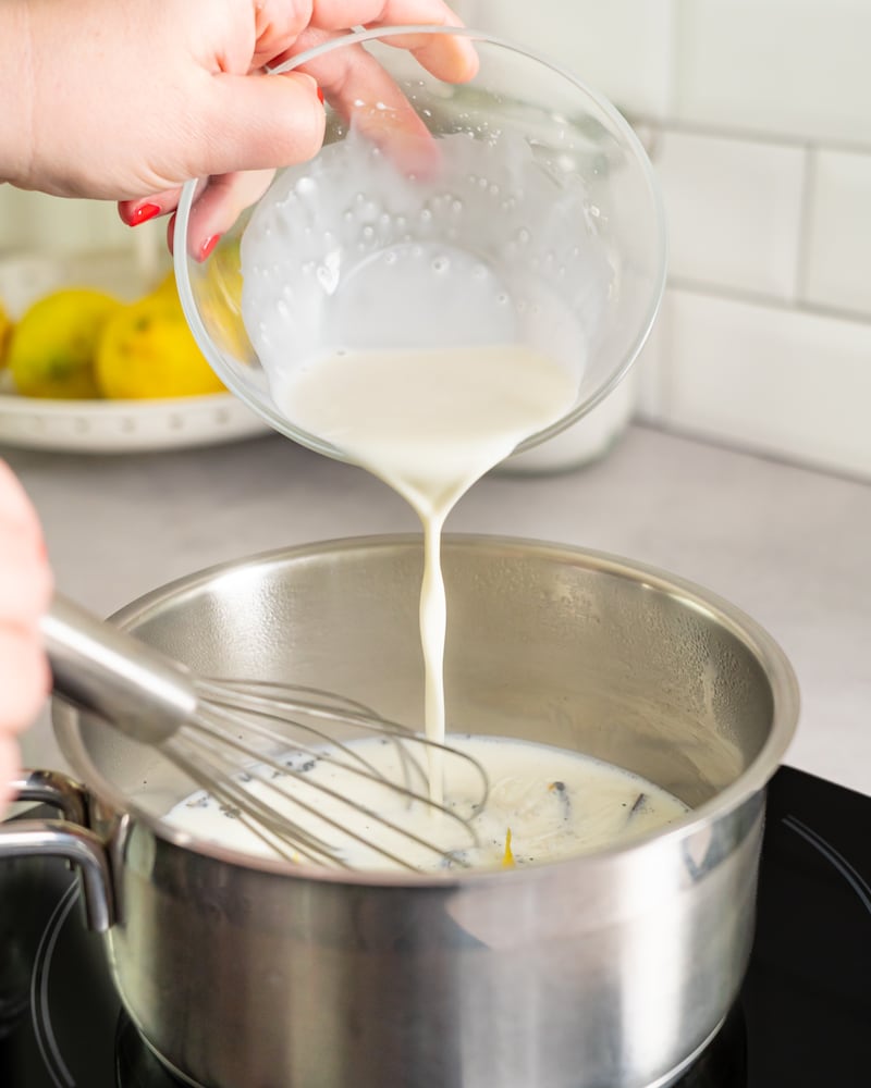 Dieses Bild zeigt wie die Milch dazu gegeben wird.