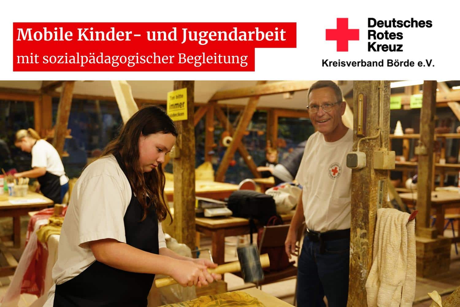 Jugendliche beim Werkeln in einer Werkstatt