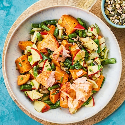 Dieses Bild zeigt den fertigen Chopped Salad mit gebackenen Süßkartoffeln.