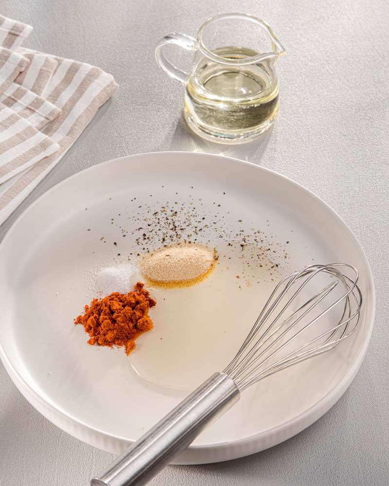Dieses Bild zeigt wie die Marinade angerührt wird.