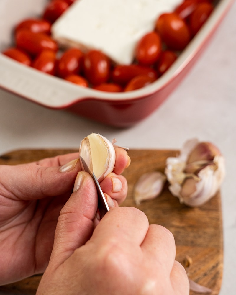 Auf diesem Bild siehst du wie Knoblauch geschält wird.