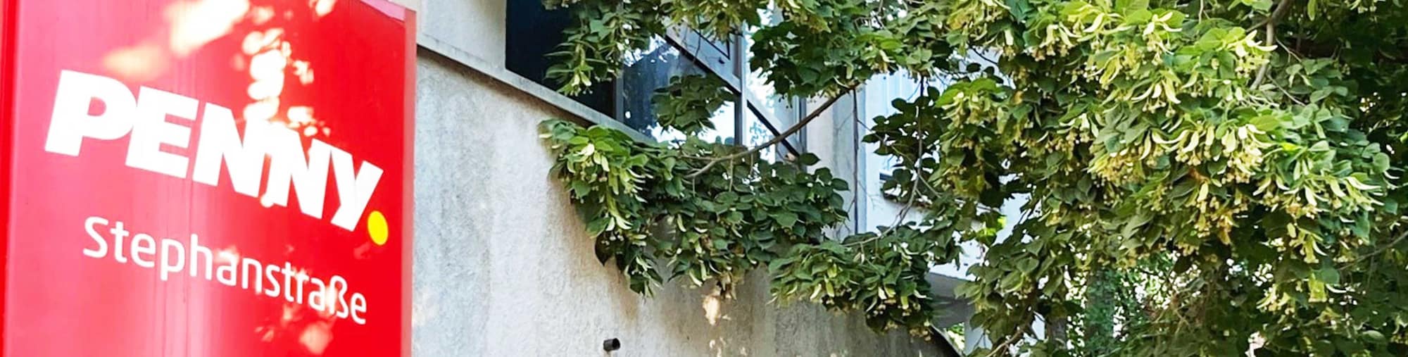 Sie sehen den Eingang vom Penny Markt in Berlin/Tiergarten Stephanstr. 30