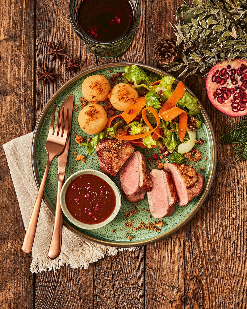 Entenbrust mit Nuss-Crunch an Süßkartoffel-Knödeln und Salat