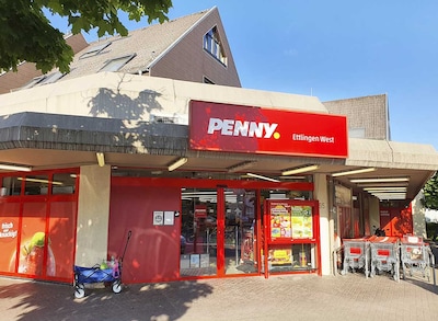 Sie sehen den Eingang vom Penny Markt in Ettlingen, Ahornweg 89-95A