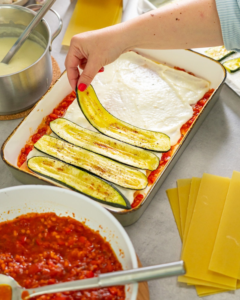 Dieses Bild zeigt wie die Lasagne geschichtet wird.