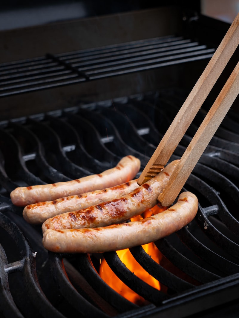 Dieses Bild zeigt die Würstchen auf dem Grill.