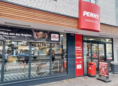 Sie sehen den Eingang vom Penny Markt Düsseldorf Kalkumer Str. 136-138