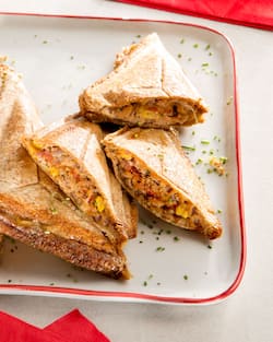 Das Bild zeigt ein selbstgemachte Sandwiches mit Tunfisch.