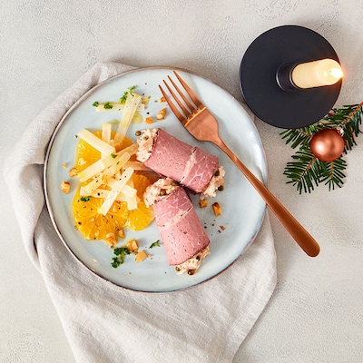 Dieses Bild zeigt die fertigen gefüllte Roastbeefröllchen mit Thunfischcreme.
