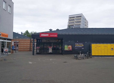 Sie sehen den Eingang vom Penny Markt in Rostock/Evershagen, Henrik-Ibsen-Str. 29