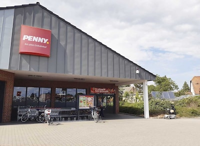 Sie sehen den Eingang vom Penny Markt in Stendal, Arneburger Str. 146