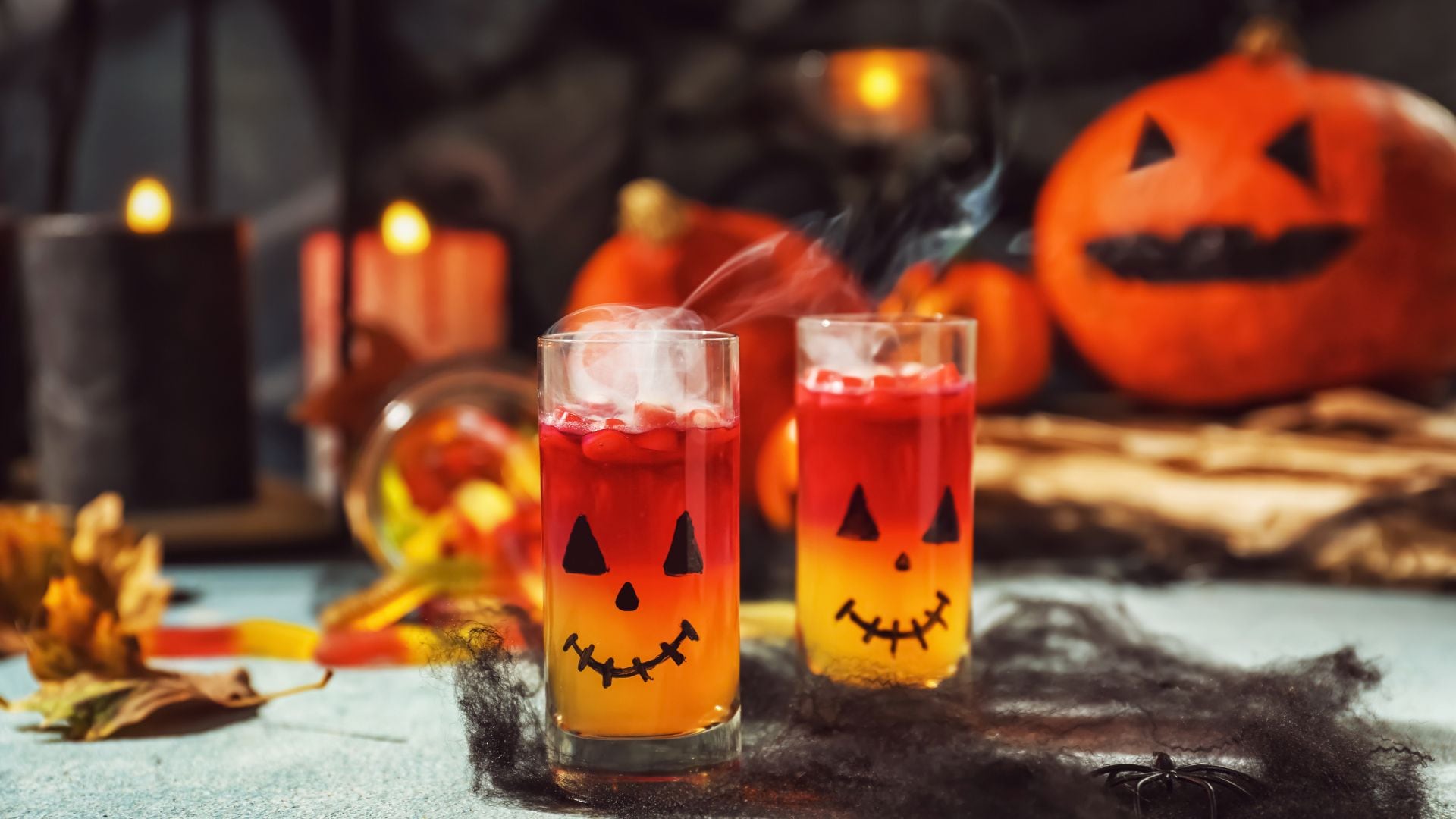 Perfekt dekorierte Halloween-Drinks
