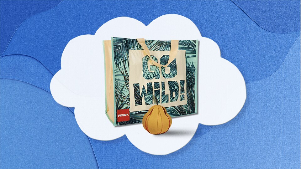 PENNY Mehrweg-Tasche mit Go Wild-Print und Papier-Birne vor Wolke