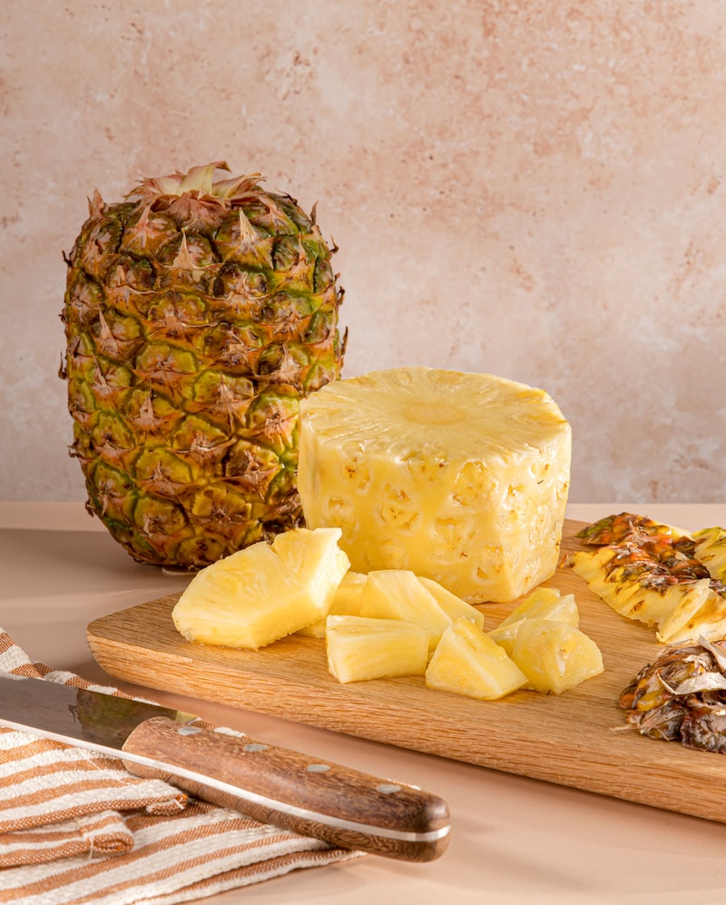 Dieses Bild zeigt wie die Ananas geschnitten wird.
