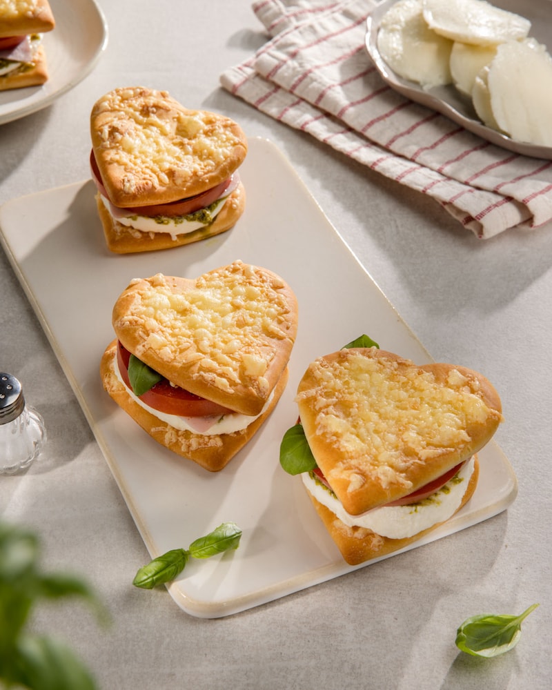 Dieses Bild zeigt die fertigen Pizzaherzen Sandwiches.