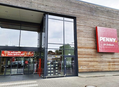 Sie sehen den Eingang vom Penny Markt in Eilenburg Kranoldstraße 25