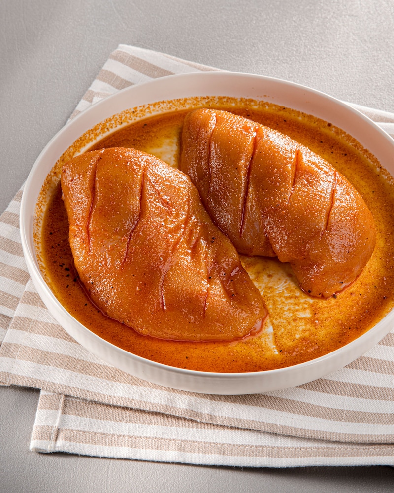 Dieses Bild zeigt, wie die Hähnchenbrust mariniert.