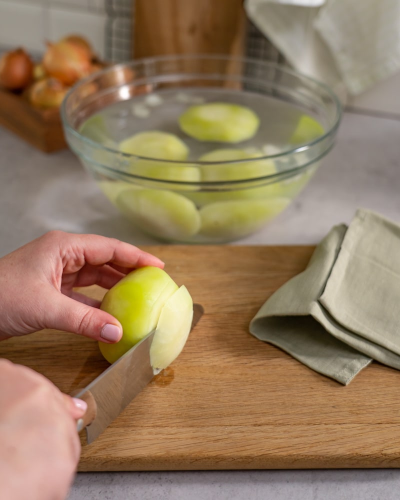 Dieses Bild zeigt wie der Kohlrabi klein geschnitten wird.