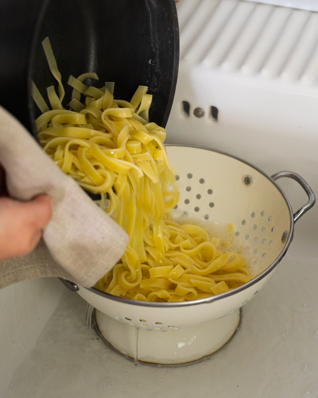 Auf diesem Bild siehst du wie Tagliatelle abgeschüttet werden.