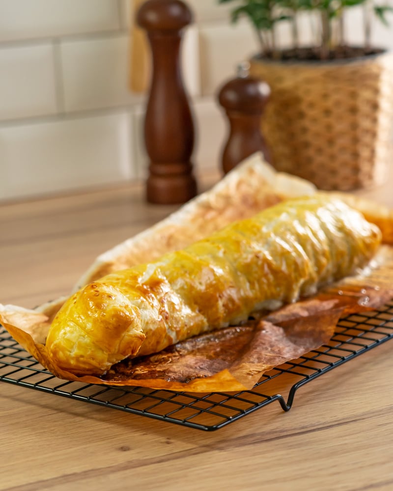 Dieses Bild zeigt, wie die Blätterteigrolle fertig gegrillt ist.