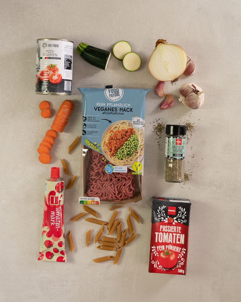 Dieses Bild zeigt alle Zutaten für unsere Vegane Pasta Bolognese.