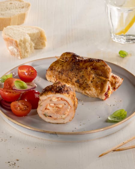 Das Bild zeigt sechs kleine Schweinefiletröllchen mit mit Schafskäse- und Kräutern-Füllung.