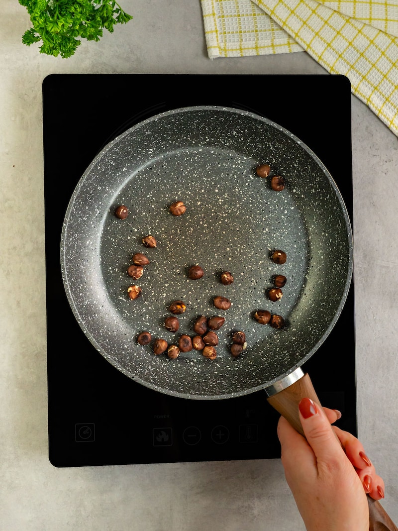 Dieses Bild zeigt wie die Haselnüsse angebraten werden.