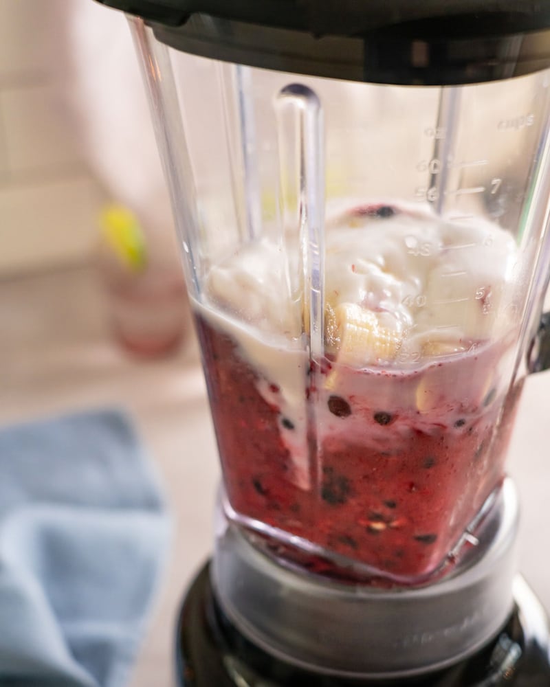 Dieses Bild zeigt das Obst im Mixer.