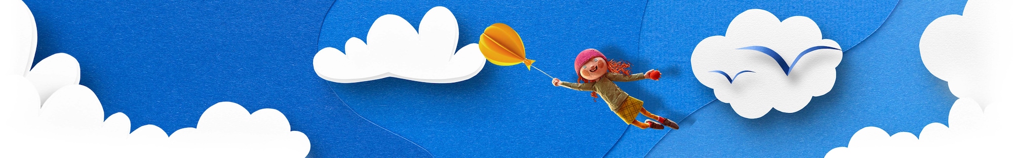 Ein Mädchen fliegt an einen Luftballon gezogen durch weiße Wolken. Der Hintergrund ist ein blauer Himmel.