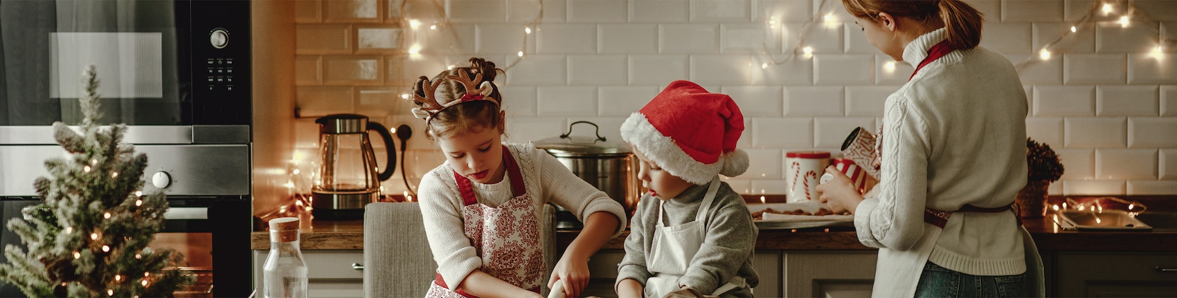 Zwei Kinder backen konzentriert in der Küche.