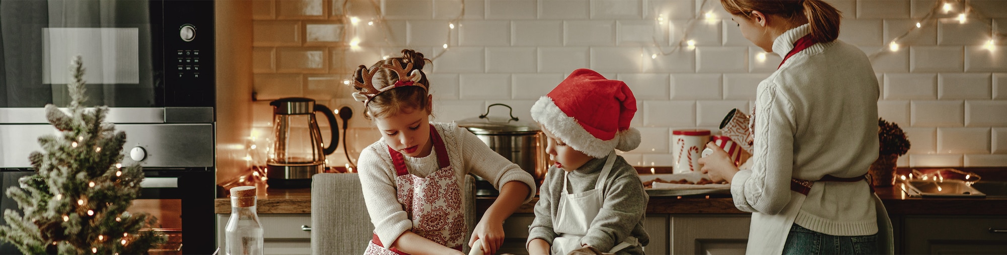 Zwei Kinder backen konzentriert in der Küche.