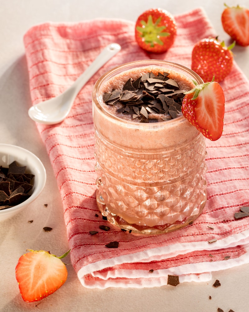 Das Bild zeigt eine Collage. Ein selbstgemachter Erdbeer-Buttermilch-Shake mit Streusel.