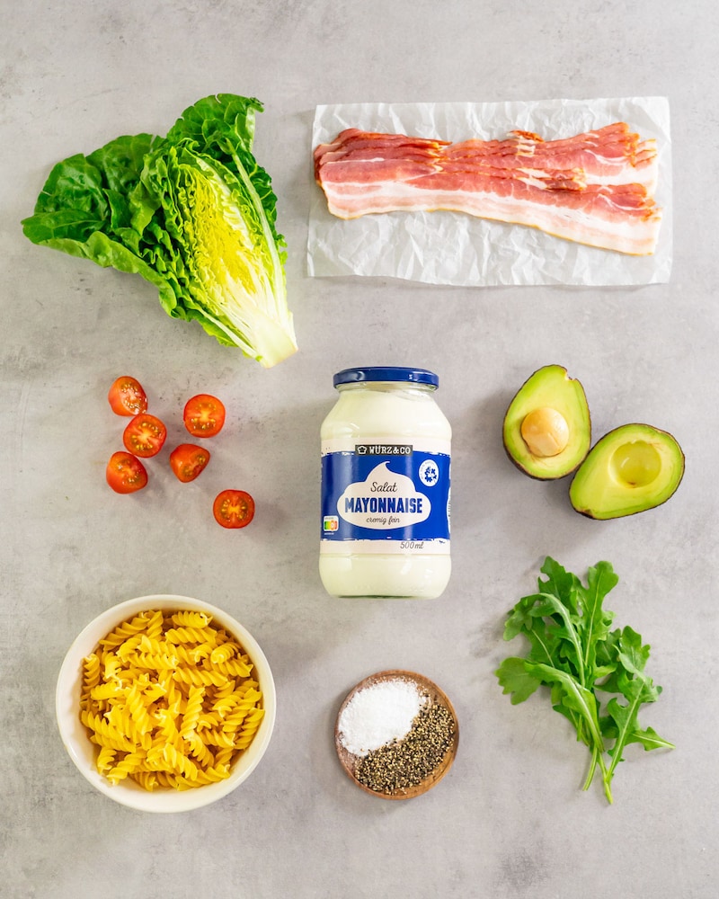 Dieses Bild zeigt die Zutaten für den Nudelsalat mit Mayo.