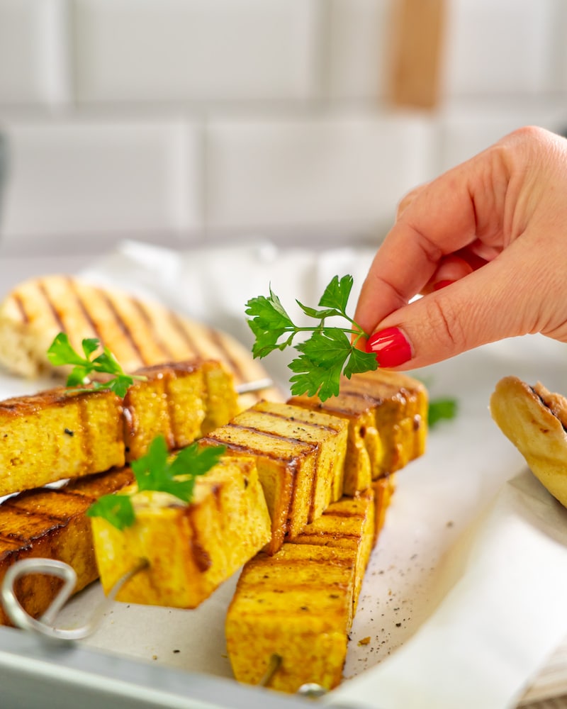 Diese Bild zeigt die fertigen Tofu-Spieße.
