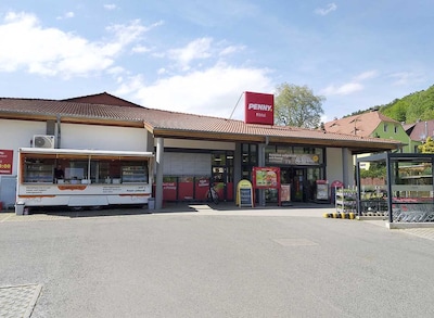 Sie sehen den Eingang vom Penny Markt in Bad Schandau Basteistr. 35