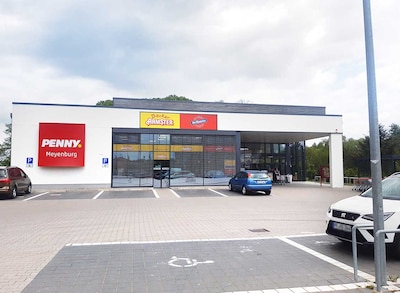 sie sehen den Eingang vom Penny Markt in Meyenburg Plauer Str. 31
