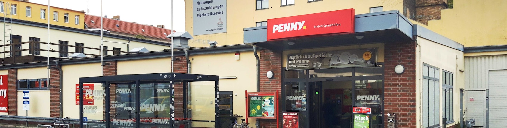 Sie sehen den Eingang vom Penny Markt in Berlin-Oberschöneweide Wilhelminenhofstr. 89A