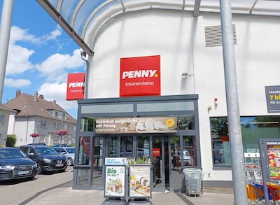 Sie sehen den Eingang vom Penny Markt Duisburg – Friemersheim Kaiserstr. 12/Am Markt