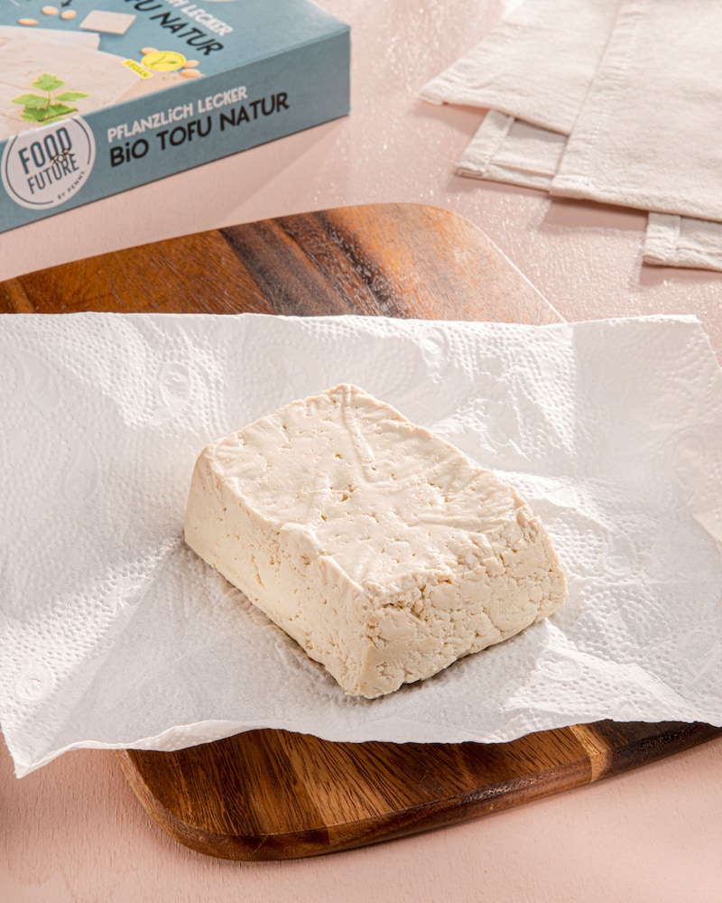 Dieses Bild zeigt den Tofu auf einem Zewa mit Produkt.