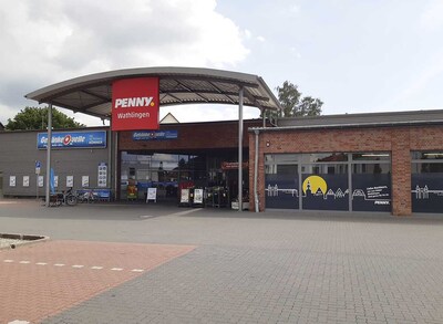 Sie sehen den Eingang vom Penny Markt in Wathlingen, Villeparisisplatz 1