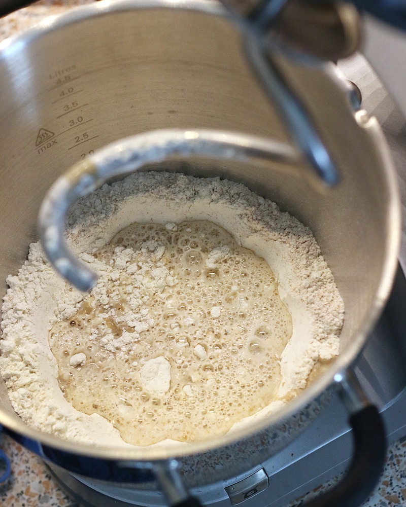 Auf diesem Bild siehst du wie der Teig in die Rührmaschine gegeben wird.