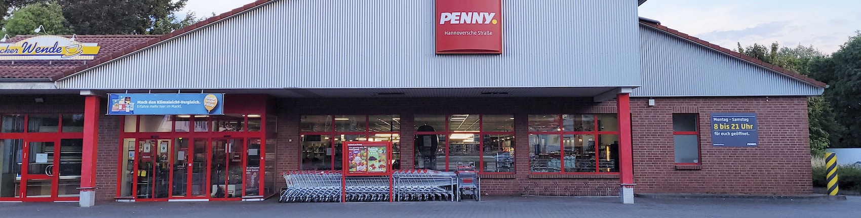 Sie sehen den Eingang vom Penny Markt in Nienburg, Hannoversche Str. 90-92