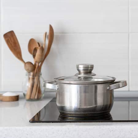 Grauer Kochtopf auf Herdplatte