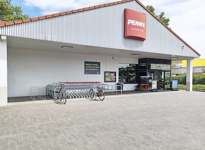 Sie sehen den Eingang vom Penny Markt Duisburg – Röttgersbach Schlachthofstr. 46