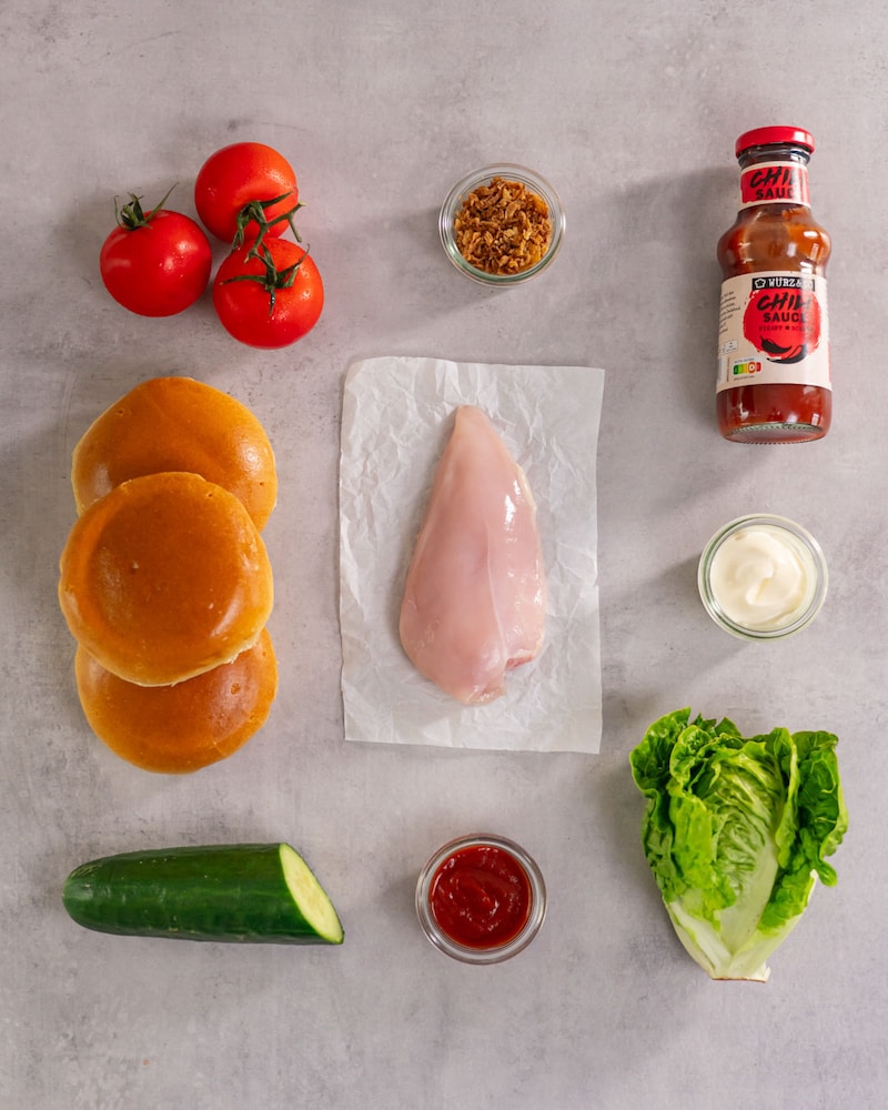 Dieses Bild zeigt die Zutaten für den Chicken Burger.