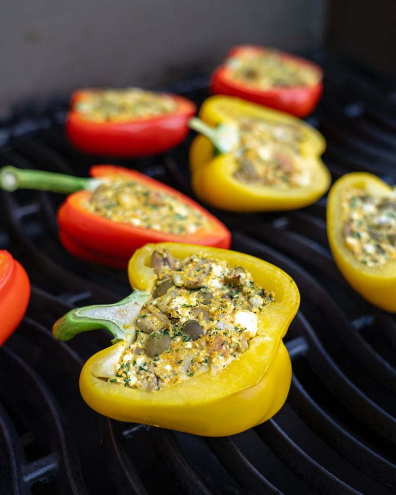 Dieses Bild zeigt die gefüllte Paprika auf dem Grill.