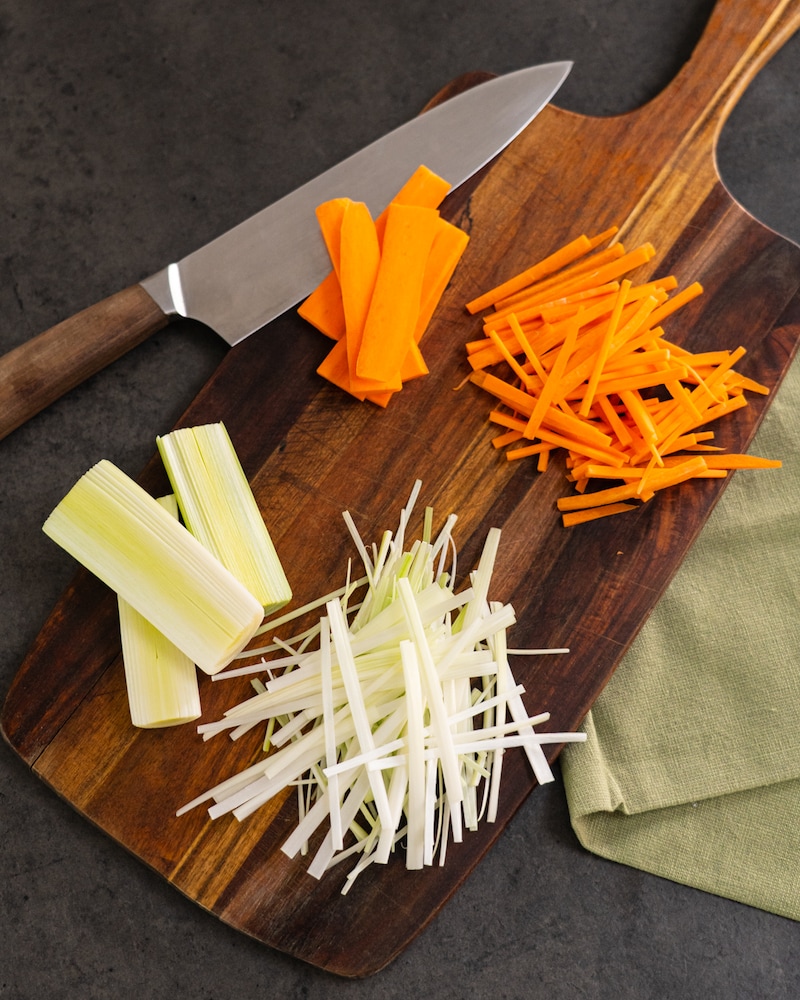 Lachsfiletstreifen auf Gemüse Julienne mit Curryreis 