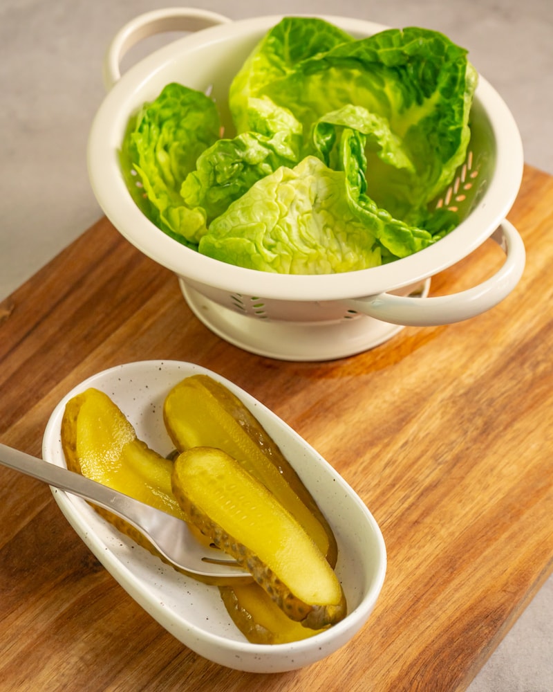 Dieses Bild zeigt die geschnittenen Gurken und den Salat.
